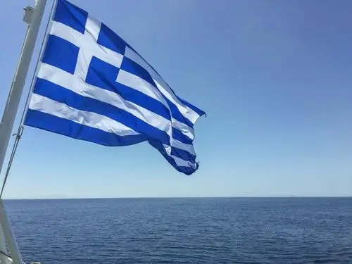 蓝天下的蓝白国旗. blue star paros