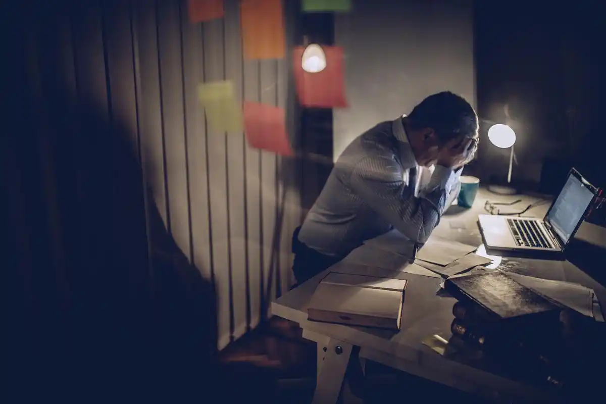 夜猫子的警钟  在快节奏的现代生活中,熬夜已经成为许多男性的通病.