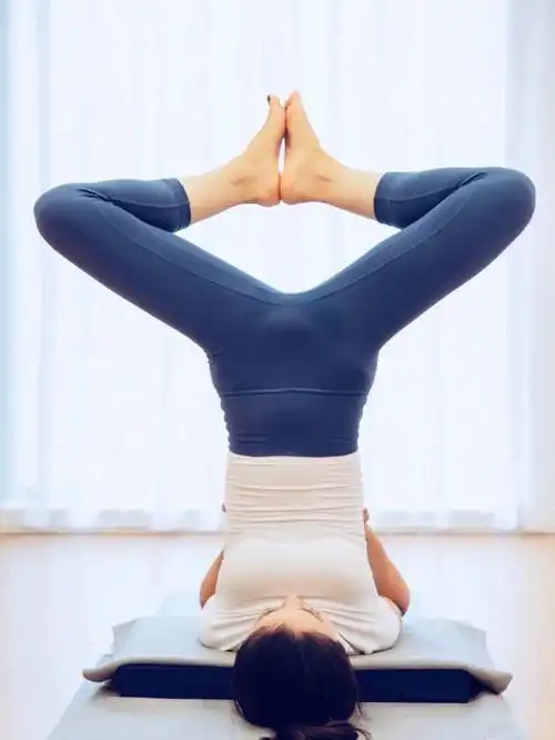 和妈妈一起练瑜伽的小朋友们