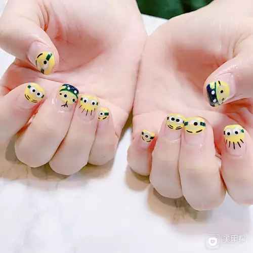 方圆形黄色手绘可爱卡通小黄人美甲图片