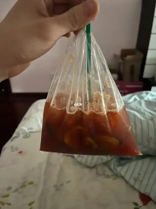 正在喝春莱的我刷到一个抖音博主说用塑料袋装奶茶像晕车吐了一袋子