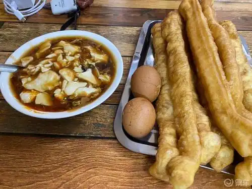 美食早餐一碗豆腐脑三根油条俩鸡蛋有点多啊这也太能吃了