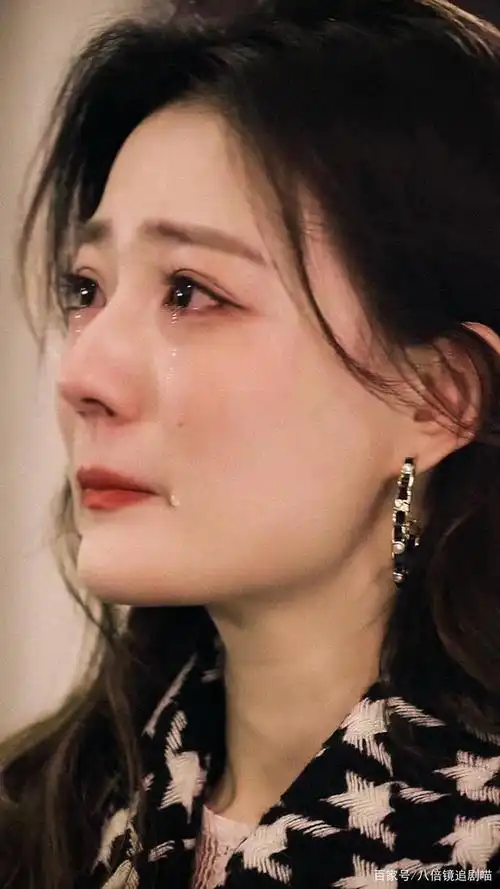 眼睛一直含着泪,到最后你的眼泪才一滴一滴晶莹剔透的落下来",美女