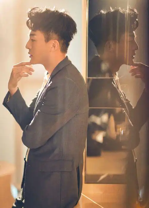 孙艺洲:身穿灰色西服套装气质优雅,魅力十足