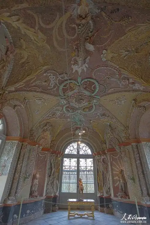 清凉宫的内部设计采用了"海底世界"的主题,因此所有墙壁和雕塑都使用