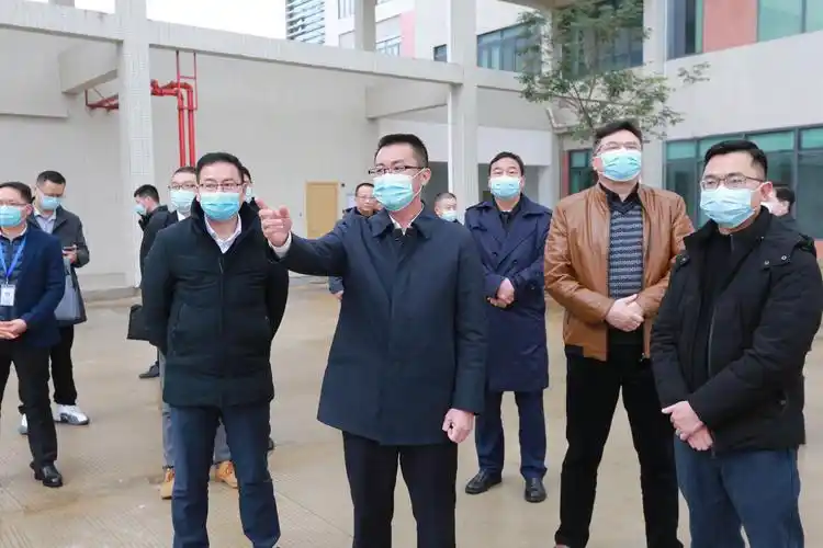 政法委书记夏巨德(右二)等领导到在建中的市人民医院新院调研