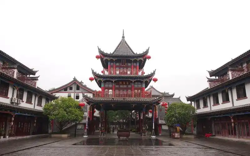 贵州安顺苗岭屯堡古镇是品质游购物点的景点