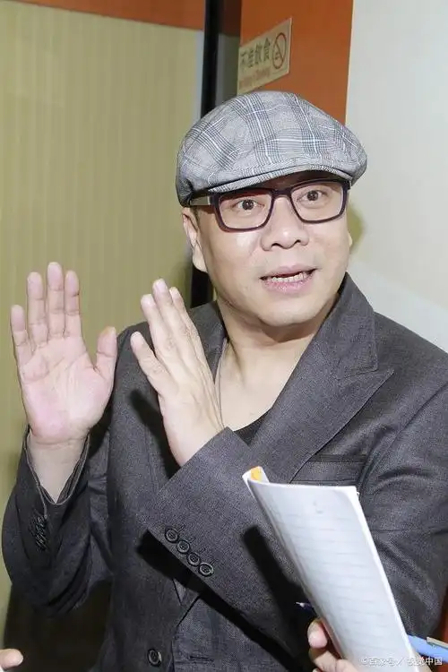 欧阳震华和陈妙瑛一同出现在大湾区参观房产