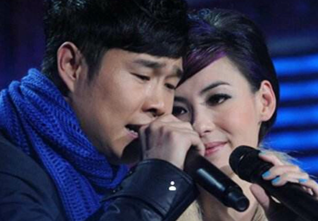 张柏芝小沈阳同台演唱,张柏芝扣子崩开,小沈阳一举动大赞真爷们