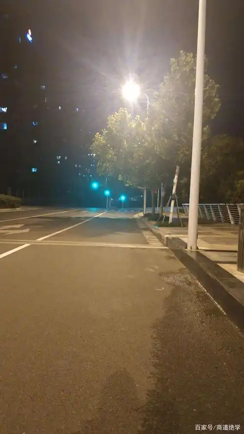 夜晚道路