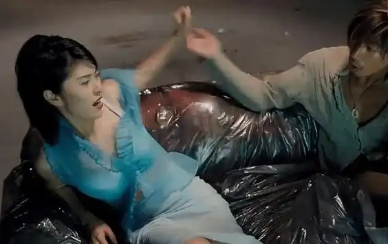 还记得古惑仔里面的方婷吗如今43岁的她依旧风韵犹存