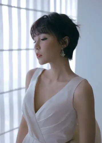 李欣燃出席金南狮盛典露背礼服吸睛凶案现场斩获大学生欢迎奖