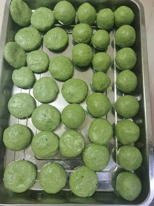 范小瘦丫做的新鲜艾叶艾粑粑(童年的滋味)浓情柳州风味艾叶粑粑