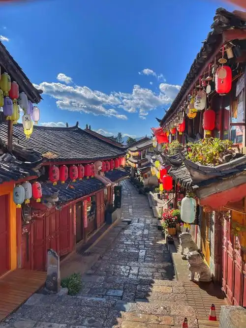 丽江古城很热闹,可以从北门进,从南门出,大水车就在北门,四方街是古城