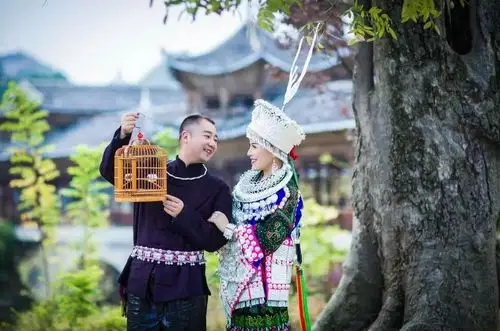 姑娘放弃白色婚纱梦身着苗族盛装嫁情郎