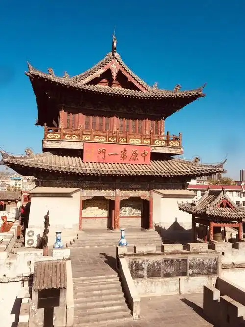 写美篇  洛阳街头的初冬时节寒风吹着落叶纷飞,老城丽景门景区游人不