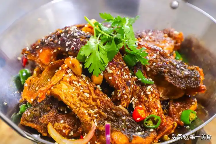 大厨教你干锅鱼的家常做法,麻辣鲜香,用料够足,看着都流口水