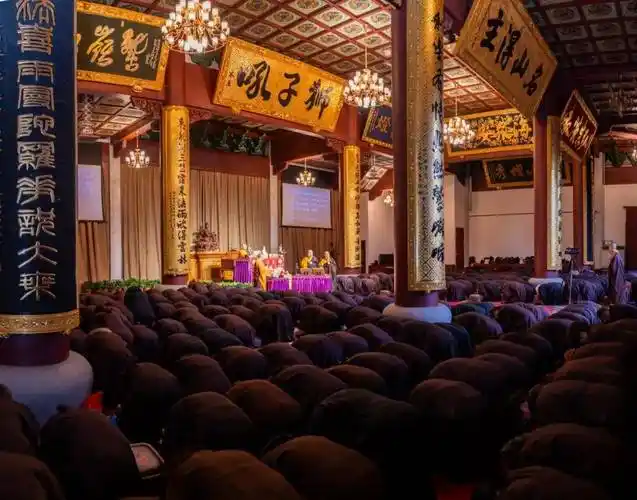 杭州灵隐寺于直指堂举行传授三皈依法会,礼请方丈光泉大和尚为大众