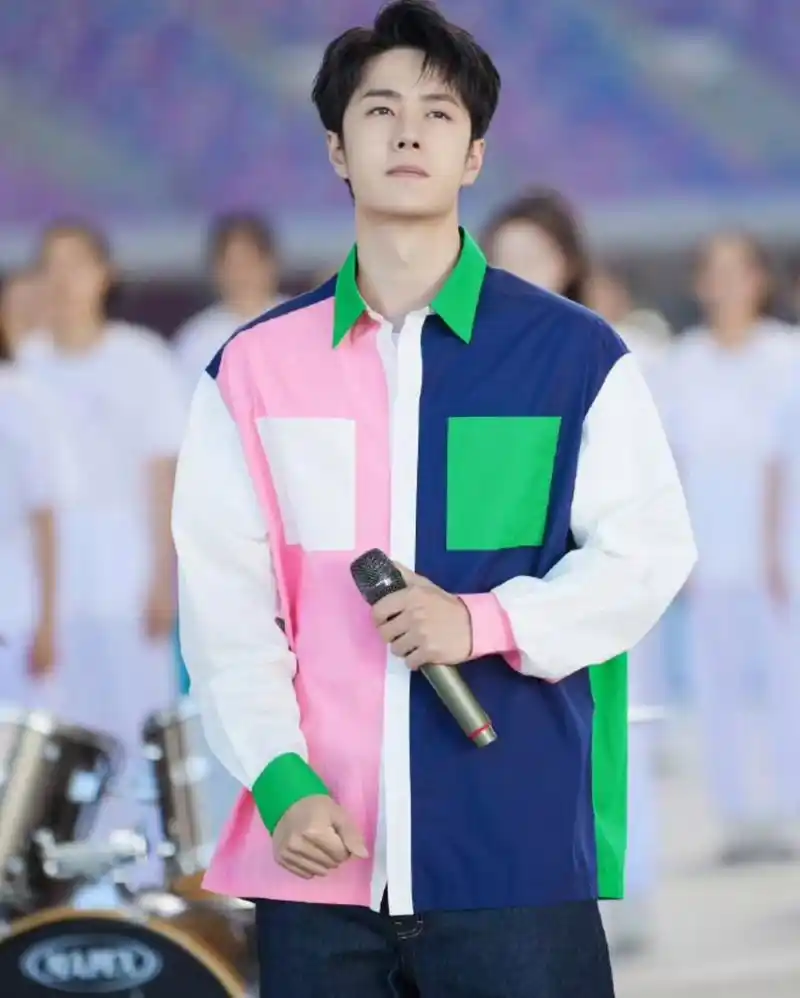 王一博为亚运会献唱,现场表演滑板,活力十足.