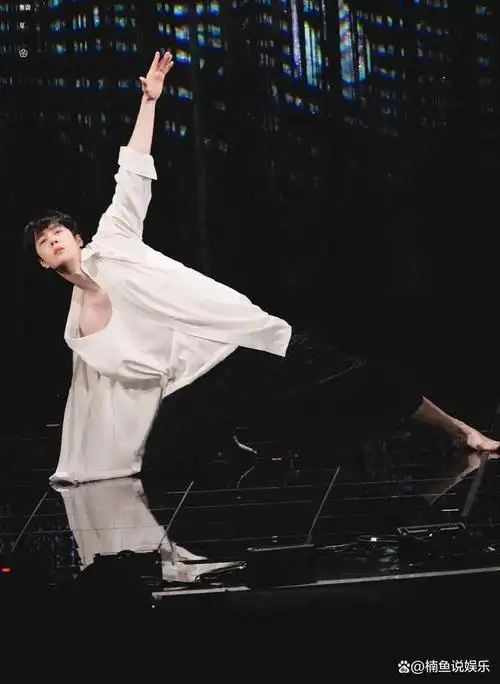 刚刚过去的东方卫视跨年晚会上,王一博一改往日的顶流风格,跳起了现代