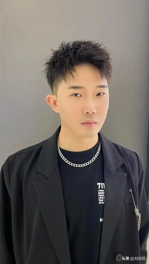 25岁左右男士,一般喜欢当下比较潮流的发型,摩根烫锡纸烫就特别的适合