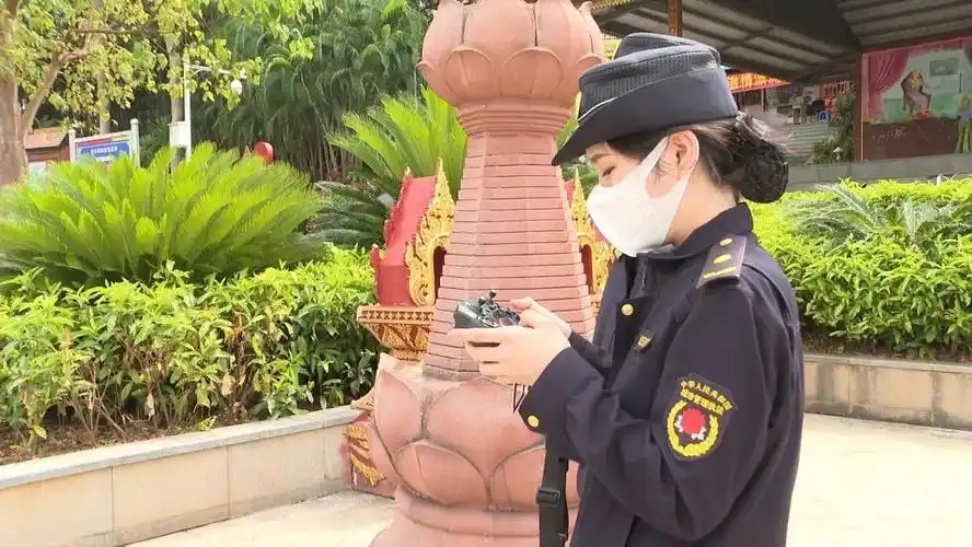 城管小姐姐喊你戴口罩啦