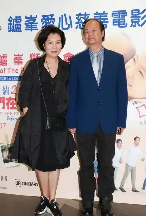 狄龙的妻子陶敏明比他小11岁,原本也是一名电影演员,在19岁就嫁给了30