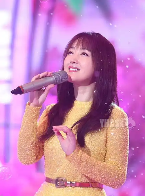 跨年收视女王杨钰莹亮相广州录制珠江春晚笑眼弯弯好美好甜