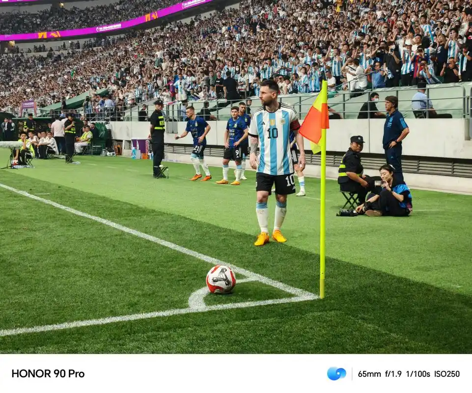 荣耀官方拍的阿根廷队和#梅西# 角球赛场照片,看起来不错啊[三哈]