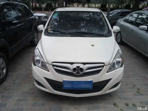 街拍北京汽车e130两厢版