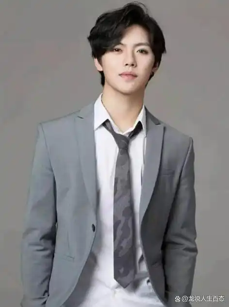 2015年,肖宇梁毕业于四川大学舞蹈系本科,同年考入