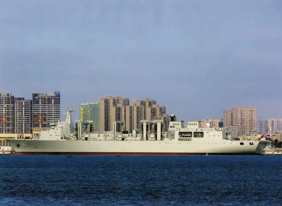 舷号为967的查干湖舰补给舰,同属于最新型的901型补给舰.