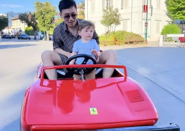 张康阳罕见带娃,开玩具跑车很快乐,30岁至今单身,妥妥的高富帅