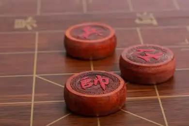 棋盘上的木质中国象棋棋子帅和士