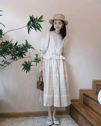 诀窍:米色系半身裙想要穿出层次感,选择同色系搭配时, 可以选用亮度