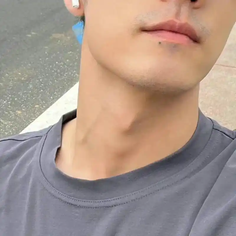 痣,胡茬,无袖,肌肉,青筋,喉结00 这个男人怎么这么有魅力 - 抖音