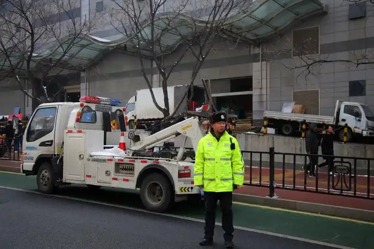 历下交警二中队用拖车拖离占用机动车道停放的车辆