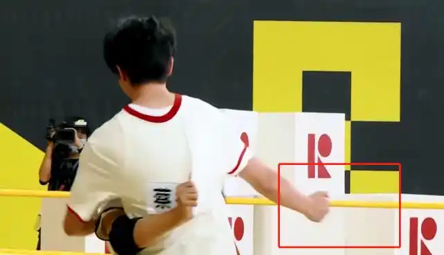 蔡徐坤徐梦桃撕名牌绅士细节好评下周新歌首秀沙漠限定舞台