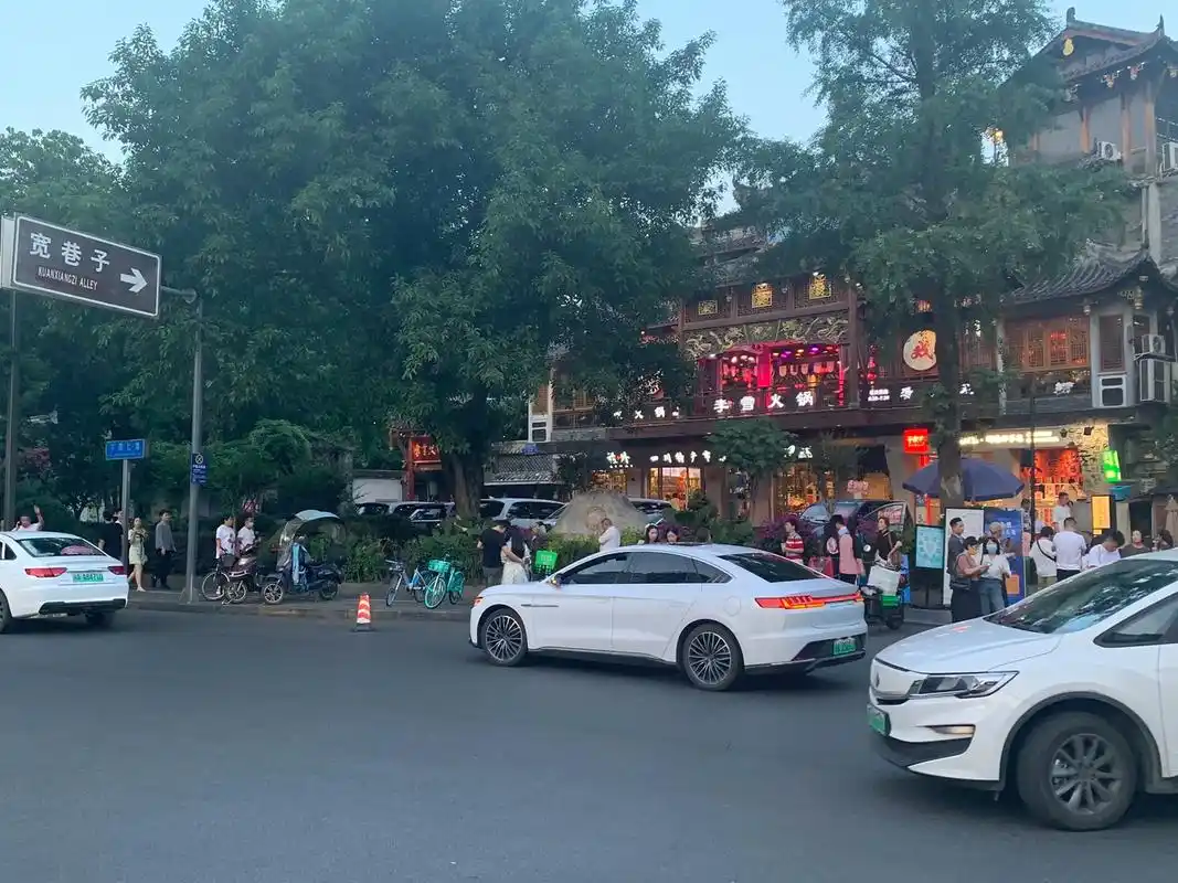 成都宽窄巷子.#宽窄巷子 #古街古巷 #街景随拍   夜游宽 - 抖音