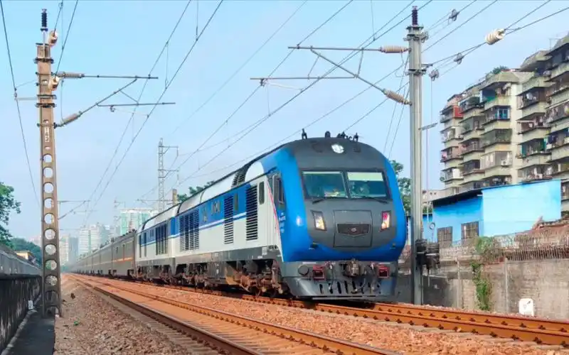 【中国铁路】z502广州西站接近 出站信号好