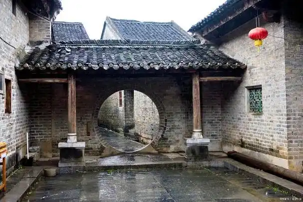 夕佳山民居位于中国湖南省湘西土家族苗族自治州花垣县,是一处古朴而