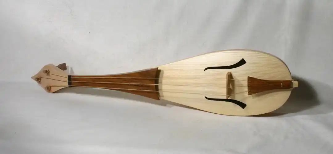 p>雷贝琴,10世纪从阿拉伯传入欧洲的文艺复兴早期音乐中的弓弦乐器.