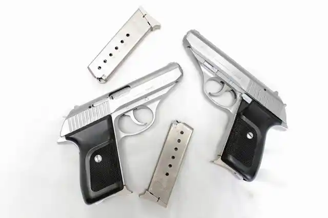 sig p230手枪,是瑞士西格绍尔公司在1977年研制的紧凑型半自动手枪