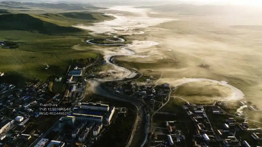 图123:清晨第一缕阳光照映下的若尔盖县城和蜿蜒的热曲河;67图4-9