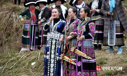 苗族姑娘在唱山歌(摄影:尹华军)