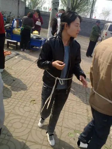 戴孝夫妻逛集市