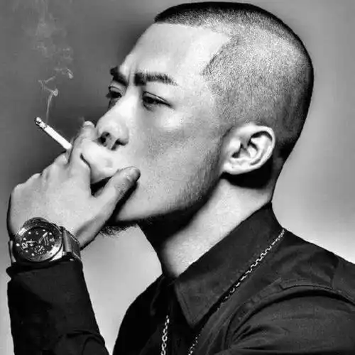 动漫黑白抽烟帅哥头像 动漫头像图片大全 -【爱个性】