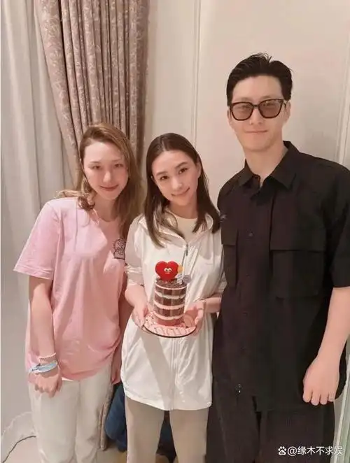 71岁陈婉珍罕露面,戴100w玉镯为何超莲庆生,窦骁分寸感十足!