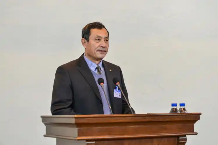 赵建伟主持第一次全体会议