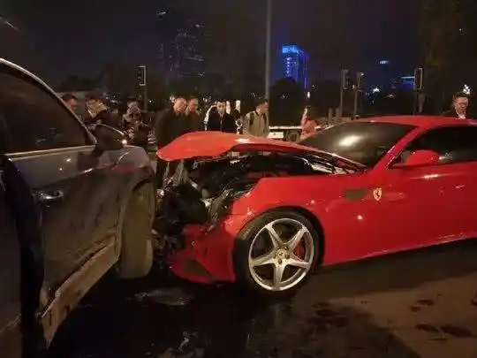 大众车撞烂法拉利怎么回事 大众车撞烂法拉利现场照片曝光要赔多少钱